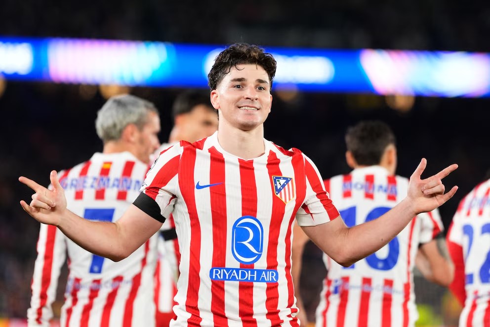 Barcelona avanza por Julián Álvarez pero Atlético rechaza la primera&nbsp;oferta