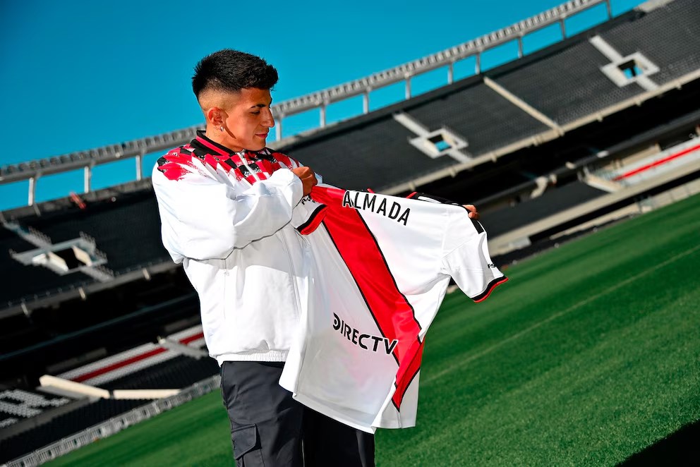 Enzo Fernández felicitó a Thiago Almada por su llegada a&nbsp;River